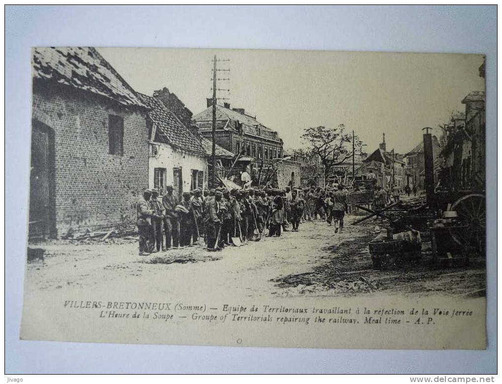 VILLERS-BRETONNEUX   (Somme)  :  Equipe De Territoriaux Travaillant à La Réfection De La Voie Ferrée. - Villers Bretonneux