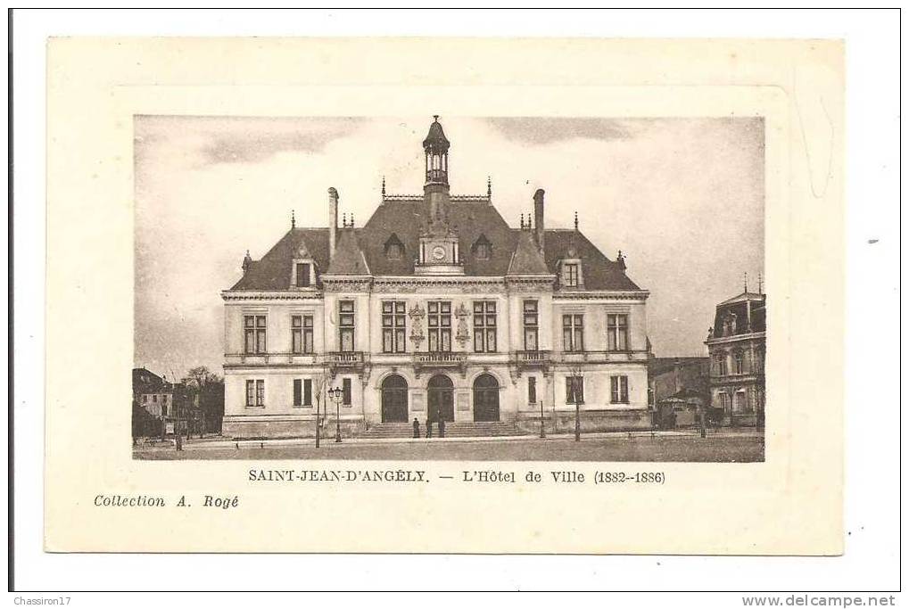 17 -   SAINT-JEAN-d´ANGELY  - L´Hôtel De Ville (1882-1886) - Animée - Saint-Jean-d'Angely