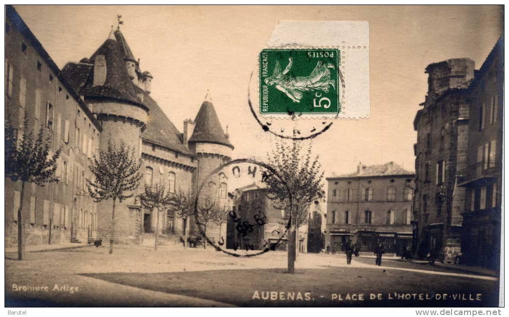 AUBENAS - Place De L´Hôtel De Ville - Aubenas