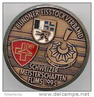 SPORTS - Beau Pin´s Bündner Eisstockverband - Schweizer Meisterschaften  Flims 1995 - Curling - Blason "Grison" - Sport Invernali