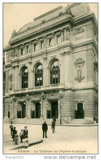 PARIS - Le Théâtre De L´Opéra-Comique - Animation Avec Plusieurs Passants - Autres Monuments, édifices