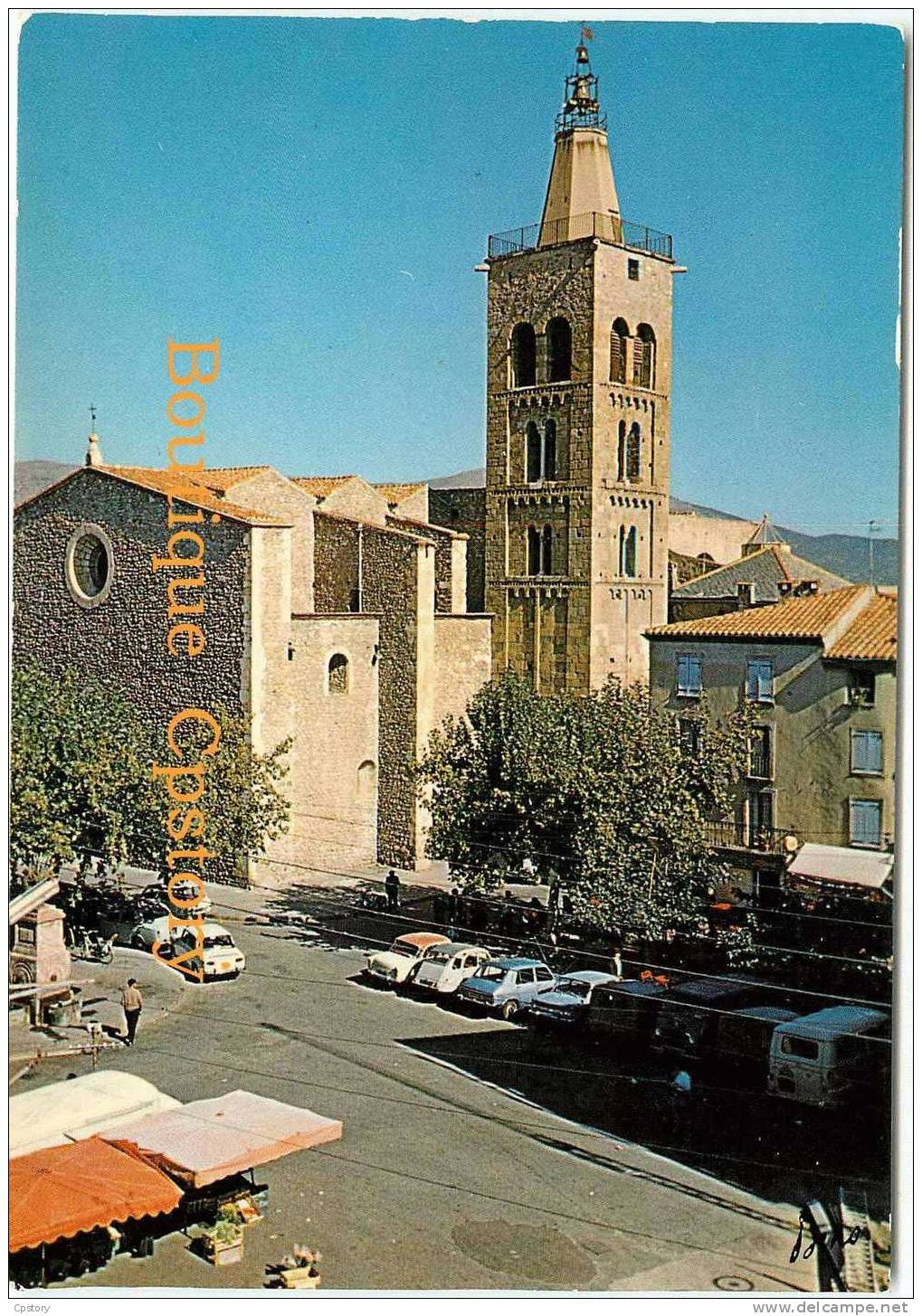 66 - PRADES - Eglise Saint Pierre Et La Place Un Jour De Marché - Détail Au Dos - Prades