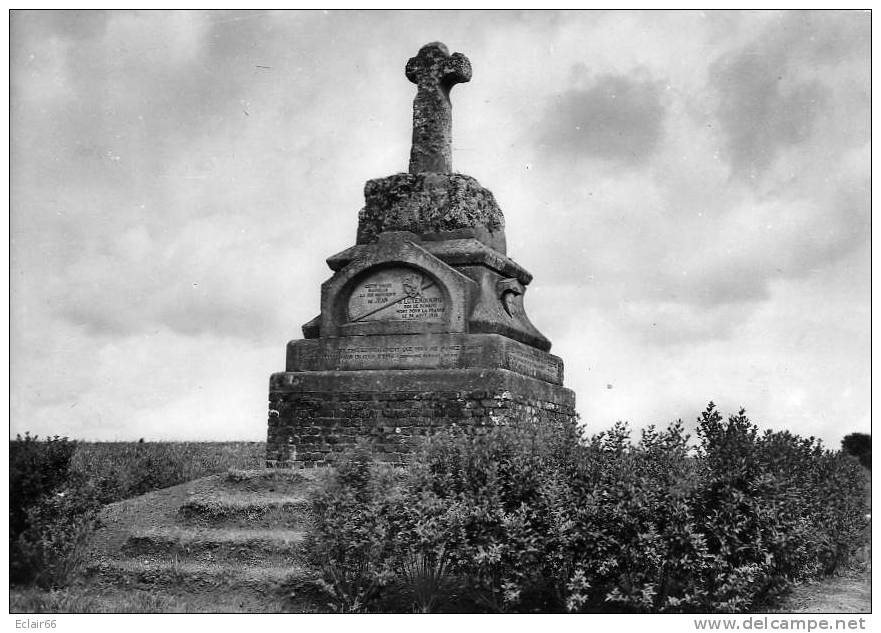 80 - CRECY EN PONTHIEU    LA CROIX DE BOHEME    CPSM  Grd Format  Dentellée   EDIT  Plaquin Crécy X - Crecy En Ponthieu