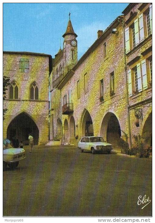 CPM De Monflanquin   Les Arcades Et Au Fond L Eglise - Monflanquin