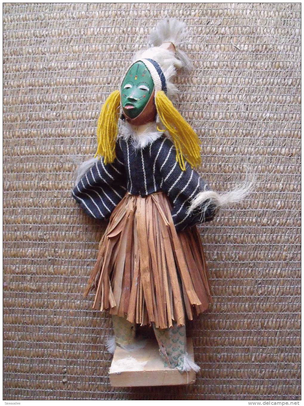 STATUE AFRICAINE - DANSEUR - BOIS - MASQUE - HAUTEUR 40 CM - Afrikanische Kunst