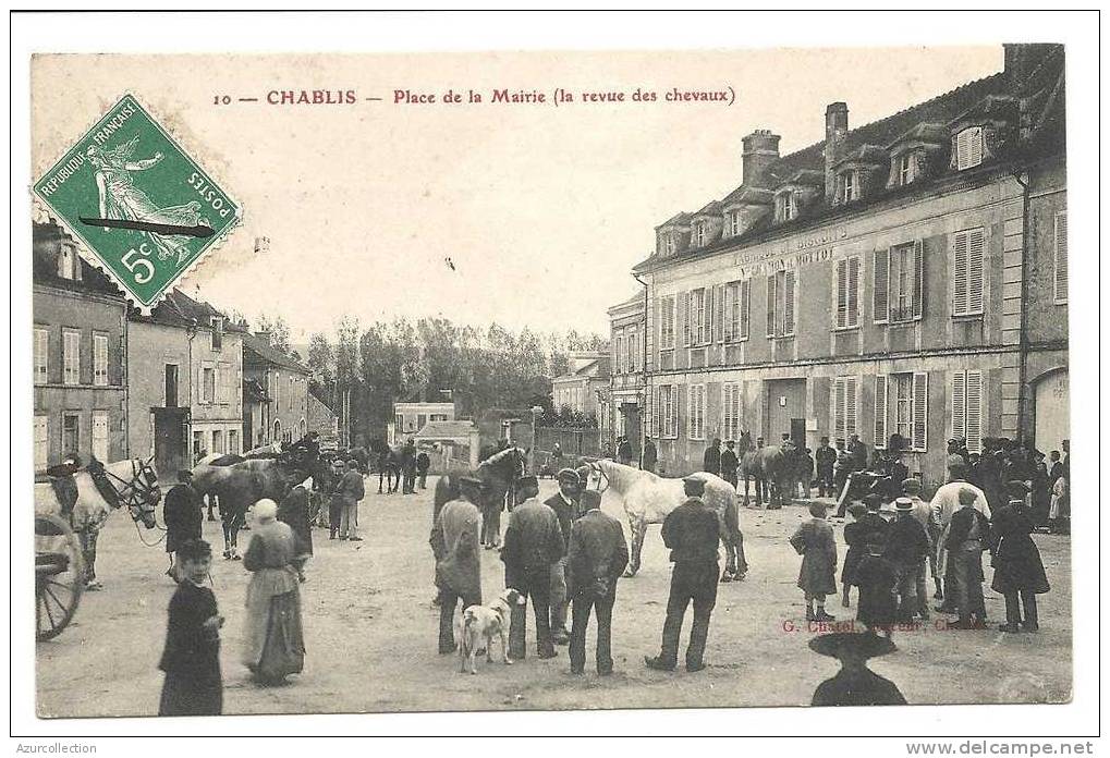 PL DE LA MAIRIE . LA REVUE DES CHEVAUX - Chablis