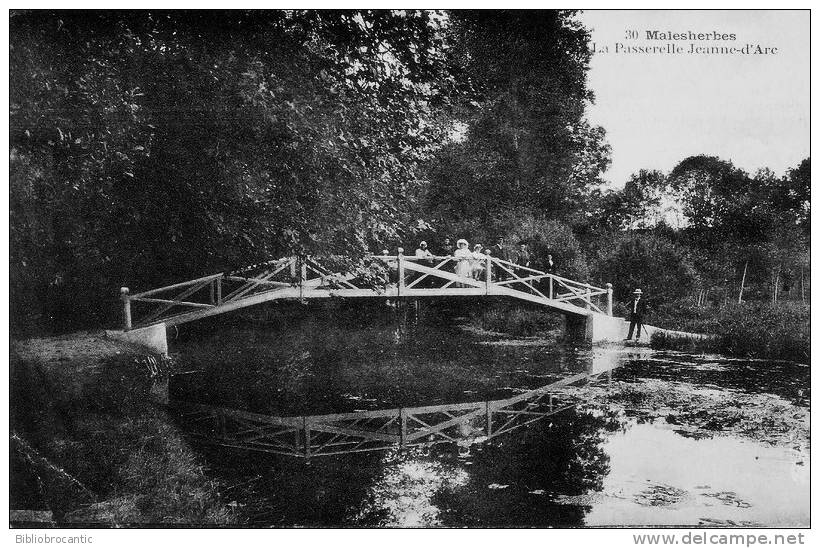 D49 - MALESHERBES - VUE ANIMEE DE LA PASSERELLE JEANNE D´ARC - Malesherbes