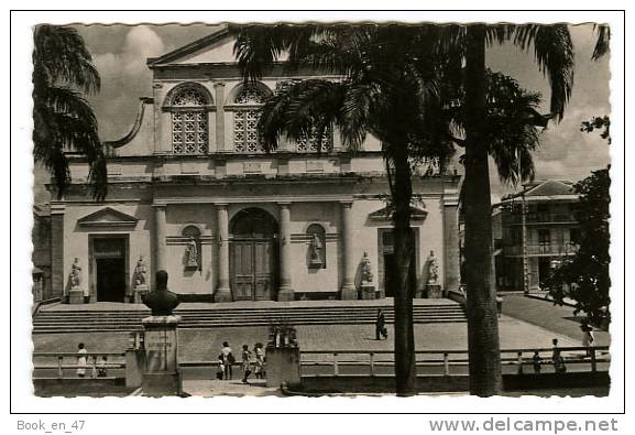 {43833} Guadeloupe Pointe à Pitre , L´ Eglise S. S. Pierre Et Paul ; Animée , Edit Yvon Collection Carabin Fontenille B4 - Pointe A Pitre