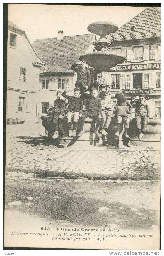 Les Petits Alsaciens Saluent Les Soldats Français. - Neuf Brisach