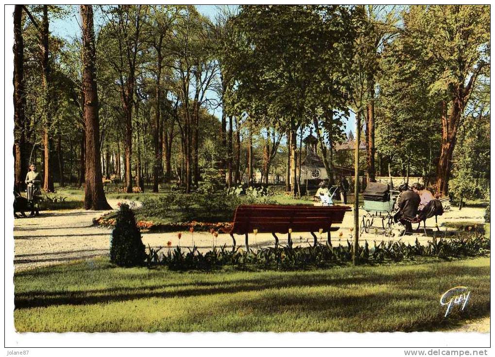 CPSM    93     AULNAY SOUS BOIS     PARC DUMONT     FEMMES SUR UN BANC AVEC LANDAU - Aulnay Sous Bois