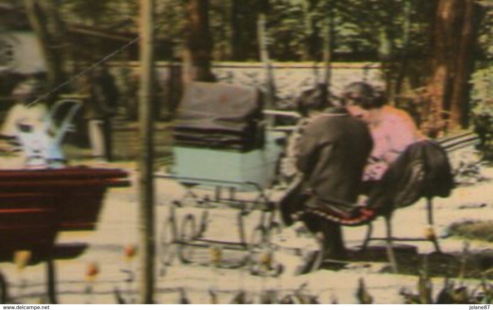 CPSM    93     AULNAY SOUS BOIS     PARC DUMONT     FEMMES SUR UN BANC AVEC LANDAU - Aulnay Sous Bois