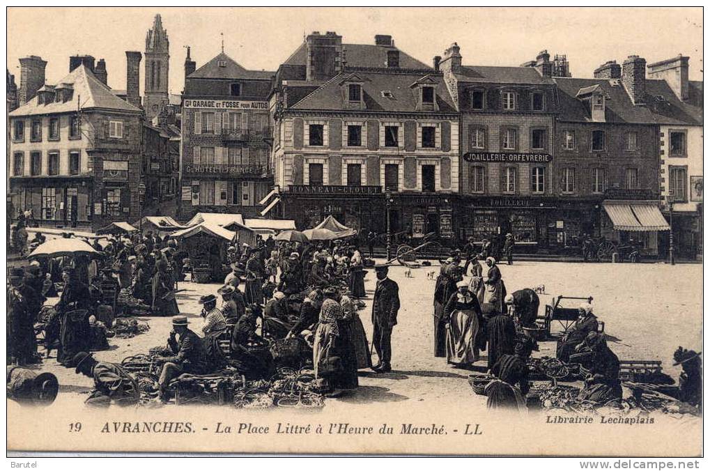 AVRANCHES - La Place Littré à L´heure Du Marché - Avranches