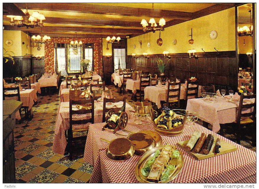 Carte Postale 59. Avesnes-sur-Helpe   Restaurant  " Le Carillon " Trés Beau Plan - Avesnes Sur Helpe