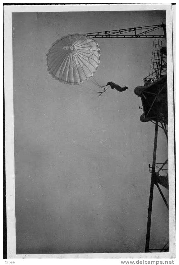 Saut D'Elève Parachutiste De L'Ecole D'ISTRES - Parachutespringen