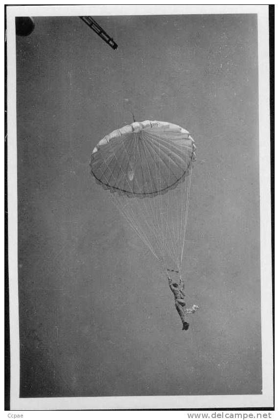 Saut D'Elève Parachutiste De L'Ecole D'ISTRES (autre Vue, Pylône En Haut) - Parachutespringen