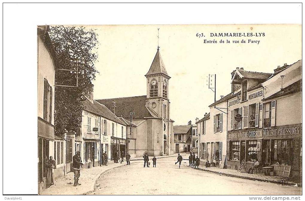 77  DAMMARIE LES LYS   Entrée De La Rue De Farcy        TRES ANIMMEE       TRES BON ETAT - Dammarie Les Lys