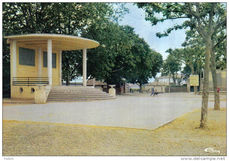 Carte Postale 82. Castelsarrasin   Les Promenades Et Le Kiosque Trés Beau Plan - Castelsarrasin