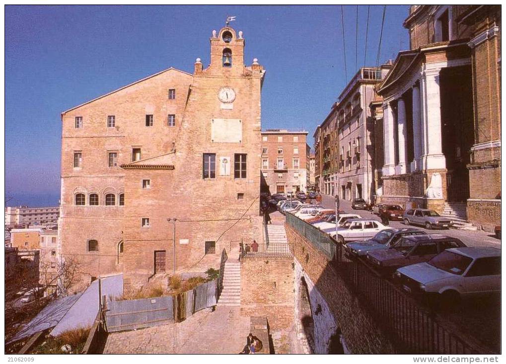 ANCONA - PALAZZO DEGLI ANZIANI - ANIMATA Con SAAB 900 FIAT PANDA E SEAT IBIZA - Ancona