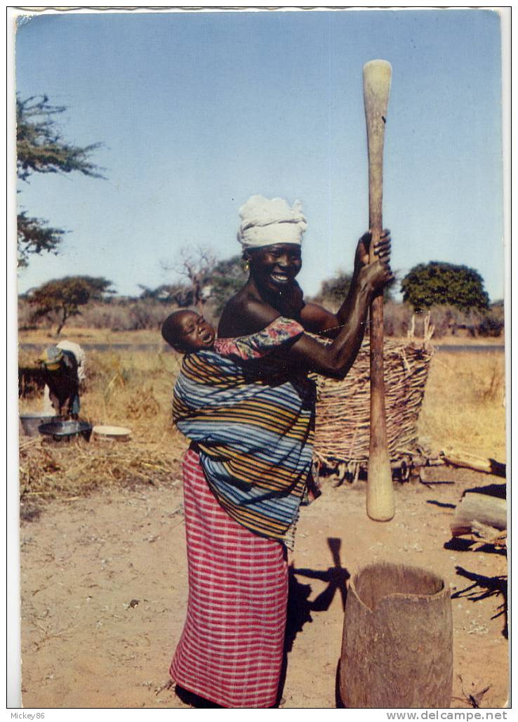 L´Afrique En Couleurs--Pileuse Au Village (femme, Enfant) N° 4584  éd HOA-QUI----jolie Carte-- - Autres & Non Classés