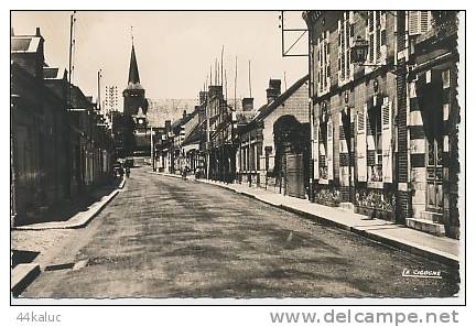 BRINON SUR SAULDRE Vue Vers L'Eglise Dans La Grande Rue - Brinon-sur-Sauldre