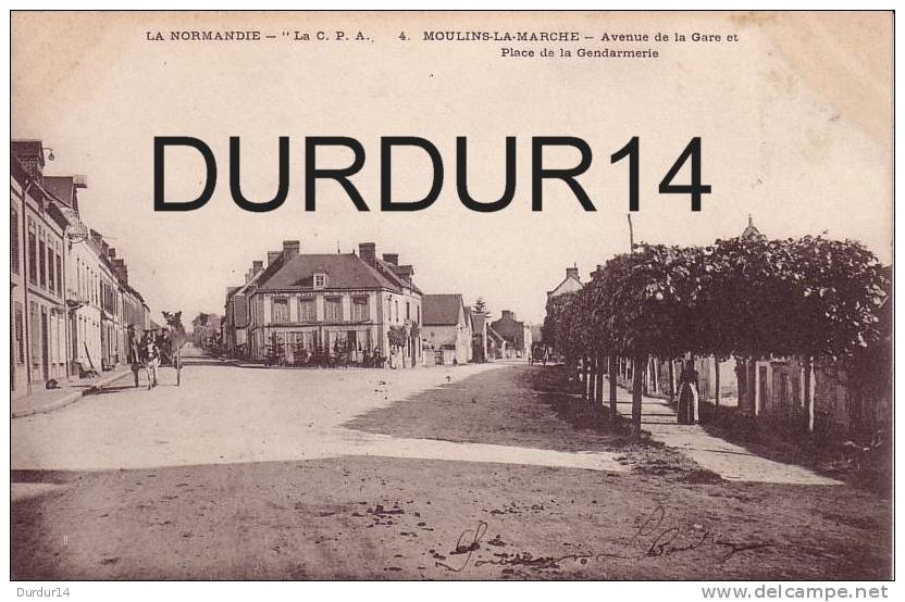 MOULINS-LA-MARCHE ( Orne).  Avenue De La Gare Et Place De La Gendarmerie - Moulins La Marche