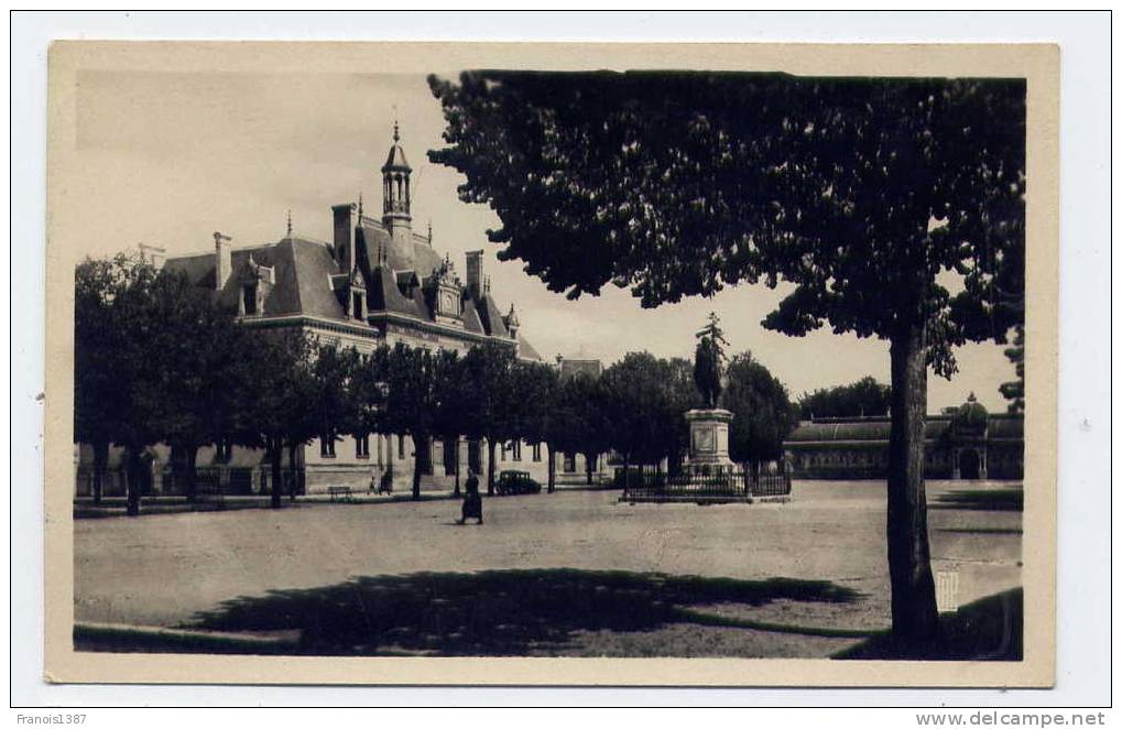 Ref 170 - SAINT-JEAN D'ANGELY - La Place De L'Hôtel De Ville - Saint-Jean-d'Angely