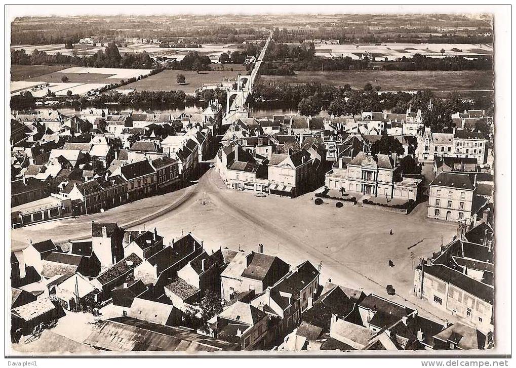 49 CHALONNES    PLACE  DE L'HOTEL DE VILLE ET LE PONT  SUSPENDU  1956 - Chalonnes Sur Loire