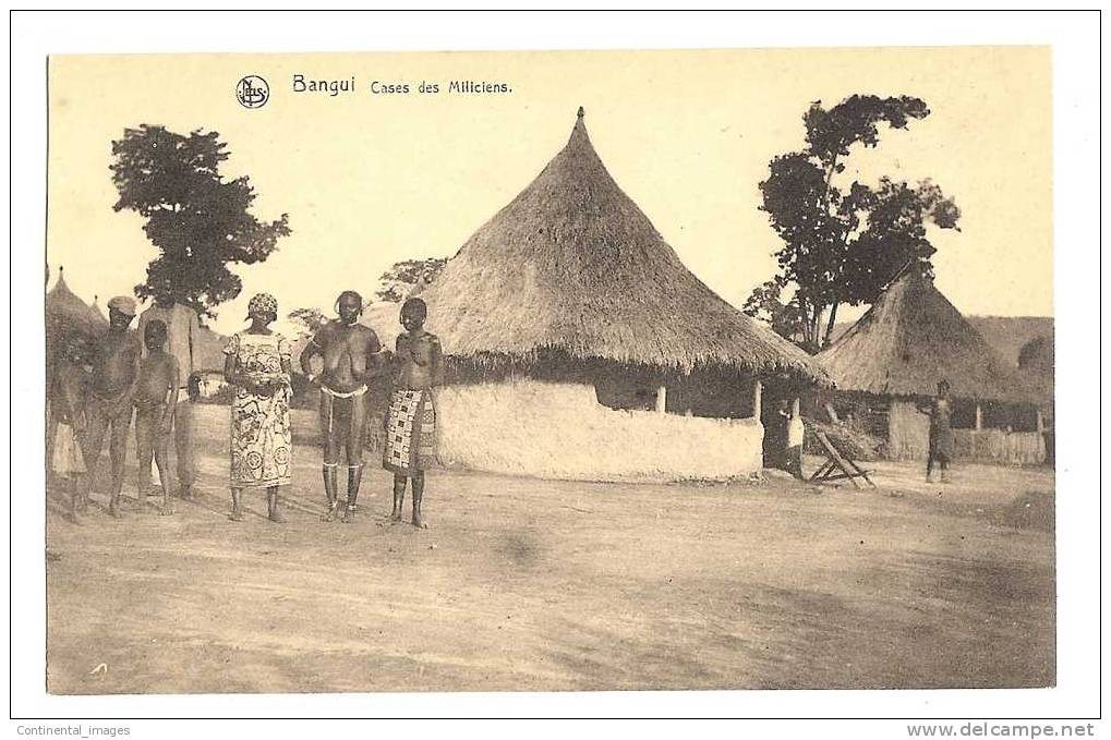 BANGUI - CASES DES MILICIENS  (SEINS NUS) - Centraal-Afrikaanse Republiek