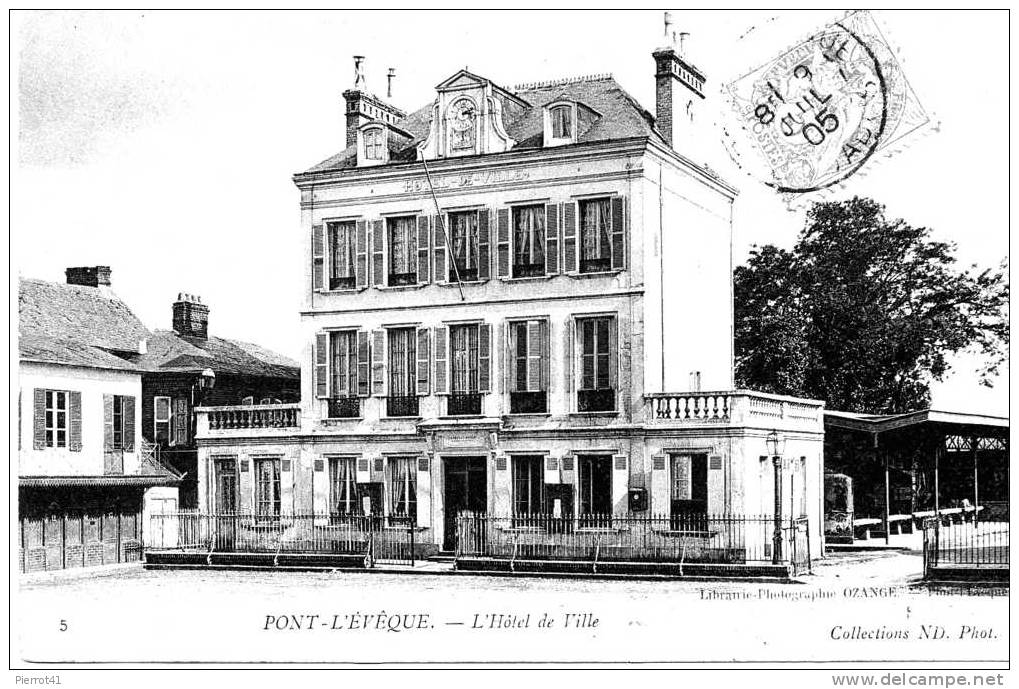 L'Hôtel De Ville - Pont-l'Evèque