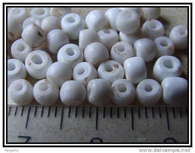 Lot De 10 Perles Blanches (moyennes) Très Anciennes Des Tribus Massaï - Rare! - Perlen