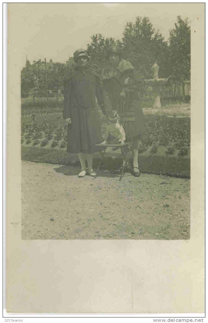 Carte Photo  Jeune Femmes   Des Annee 1930 Et Leur Chien - Fashion