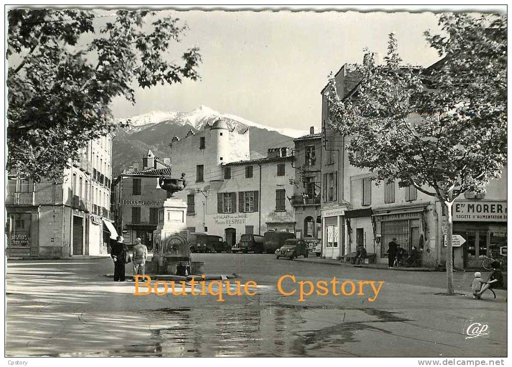 66 - PRADES - Place De La République - Automobile 2cv Citroen - Scanée Recto Verso - Prades