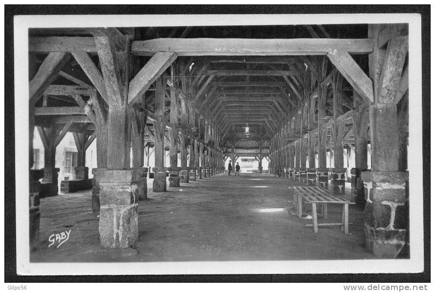 Questembert. Intérieur Des Halles - Questembert