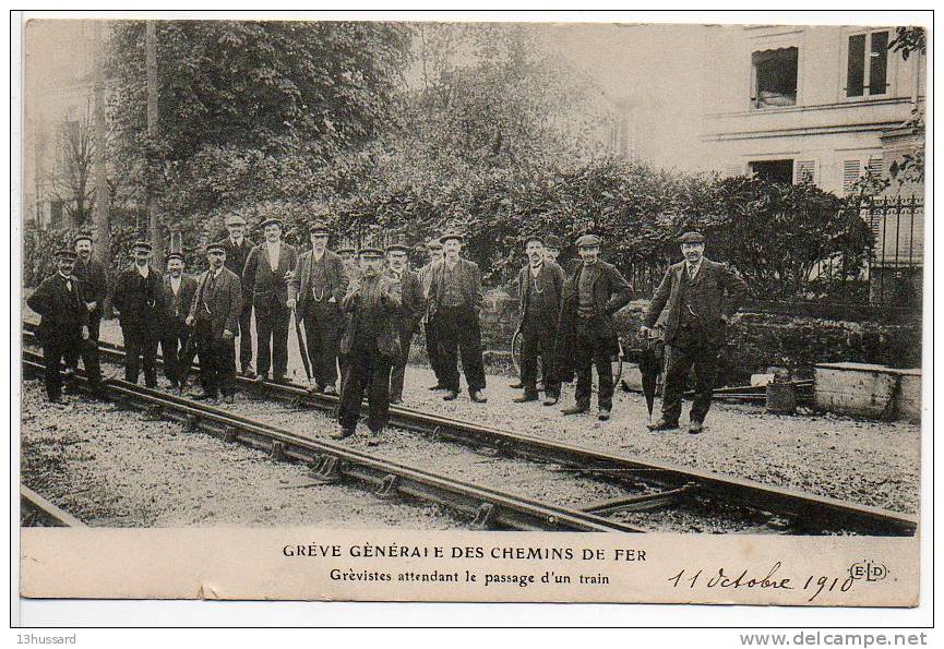 Carte Postale  Ancienne Politique - Grève Générale Des Chemins De Fer - Grévistes Attendant Le Passage D'un Train - Events