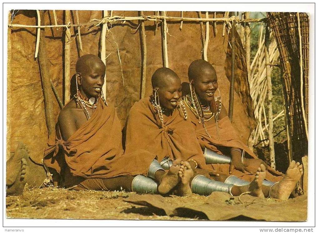 Kenya - Masai Girls Outside The Hut - H708 - Kenia