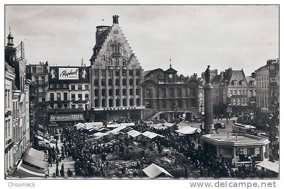 59 LILLE 1951 MARCHE SUR LA GRANDE PLACE  "la Déesse Et La Grand-Garde " - Märkte