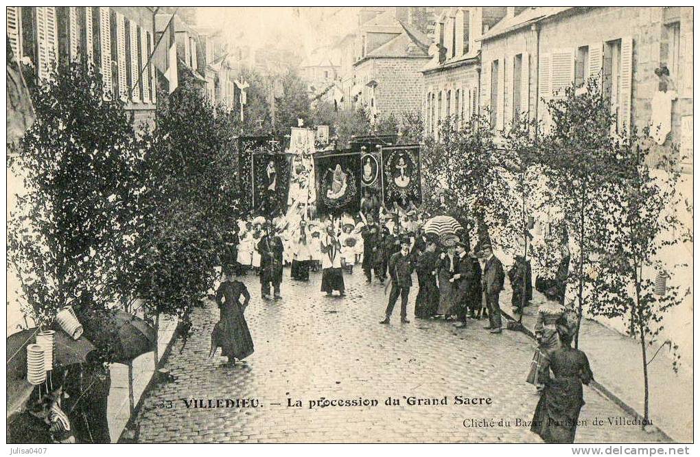 VILLEDIEU (50) Procession Du Grand Sacre Belle Animation - Villedieu