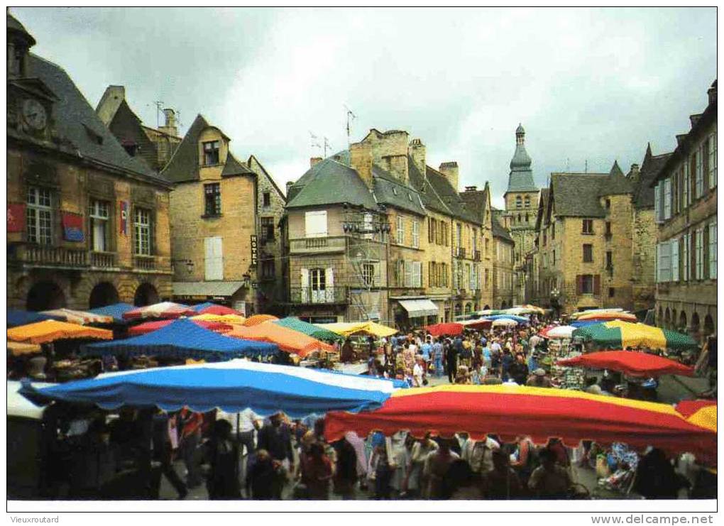 CPSM. SARLAT. JOUR DE MARCHE. DATEE 1989. FLAME. - Marchés