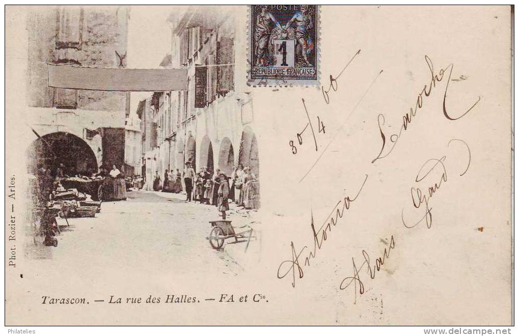 TARASCON  RUE DES HALLES EN 1900 - Tarascon