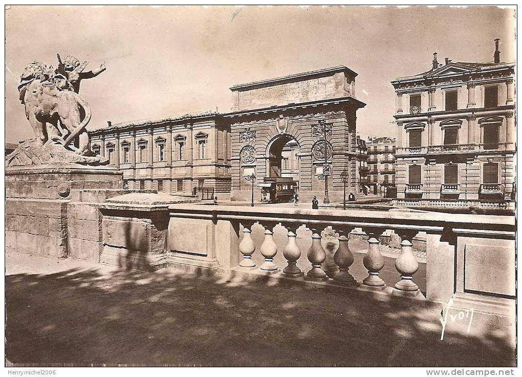 Montpellier , Tramway Passant Sous L'arc De Triomphe , Ed Yvon - Montpellier