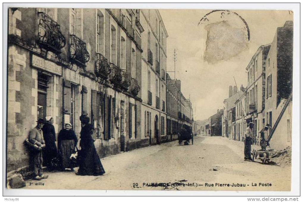 PAIMBOEUF--1922--Rue Pierre Jubau--(animée)--La Poste (à Gauche)--Ouvriers à Droite Avec Brouette-n° 20 éd 3000- - Paimboeuf