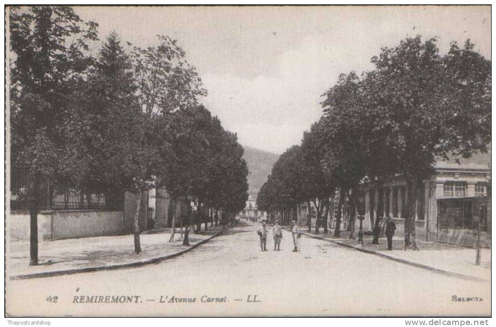 CPA FRANCE 88 VOSGES No.42 - REMIREMONT - L'avenue Carnot SELECTA - Remiremont