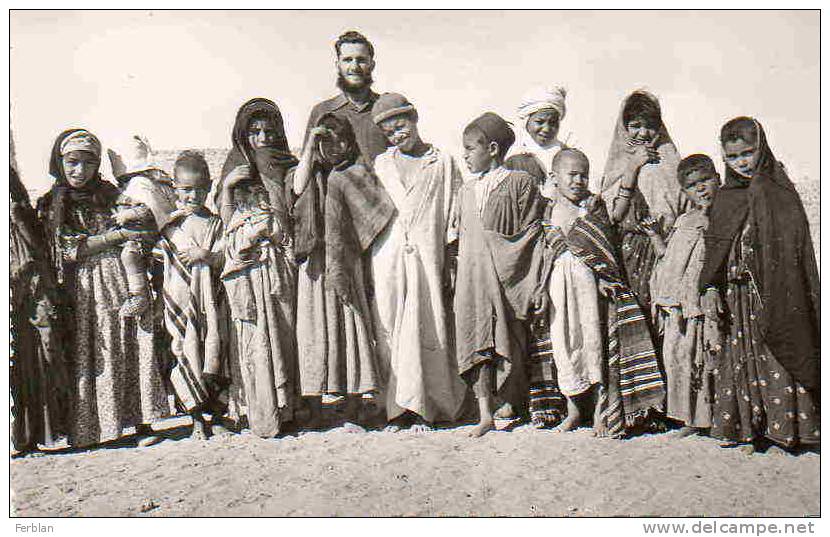 AFRIQUE. ALGERIE. OUARGLA. Vue Sur Un Séminariste Et Des Enfants. Carte Dentelée. - Ouargla