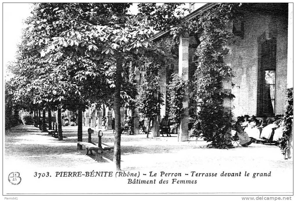 Le Perron- Terrasse Devant Le Grand Bâtiment Des Femmes - Pierre Benite