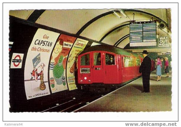 TUBE  TRAIN  ENTERING  PICCADILLY  CIRCUS  STATION , LONDON.  /  L´ INTERIEUR  DU  METRO  DE  LONDRES , À  PICCADILLY - U-Bahnen