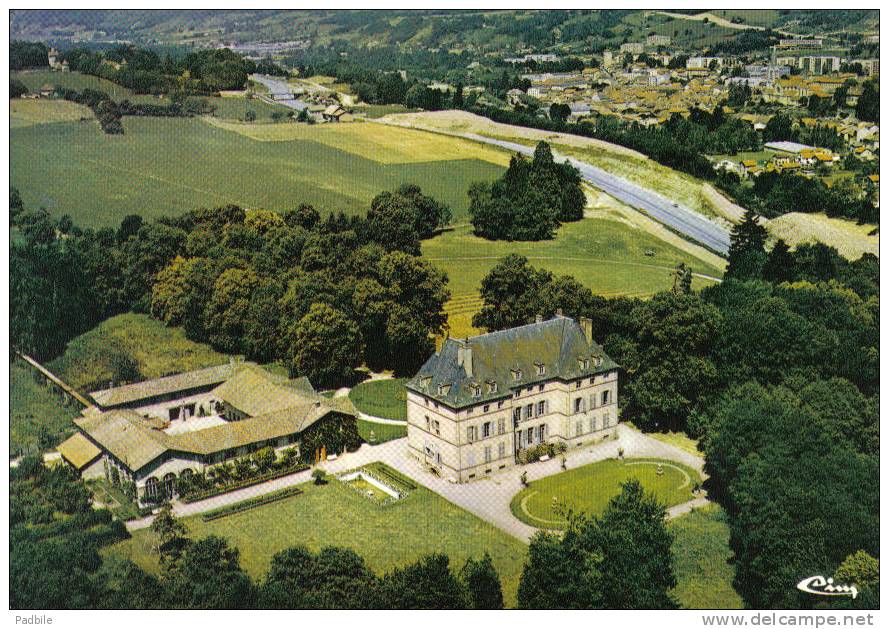 Carte Postale 38. La Tour-du-pin  Son Chateau Et L'Autoroute De Chambéry Vue D´avion   Trés Beau Plan - La Tour-du-Pin