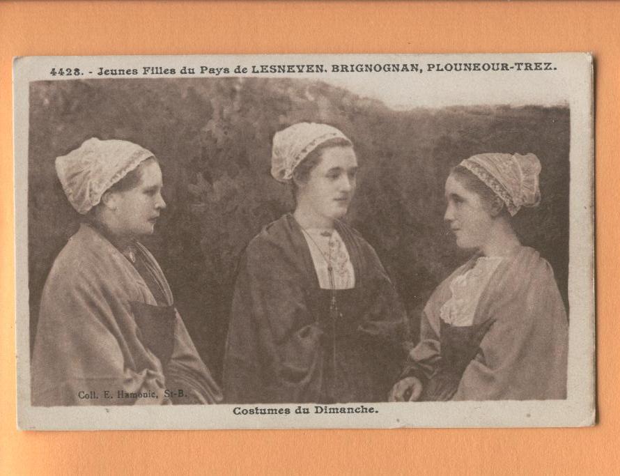 G962 Jeunes Filles Du Pays De Lesneven, Brignognan, Plouneour-Trez, Costume Du Dimanche, Bonnet, Dentelle. - Lesneven