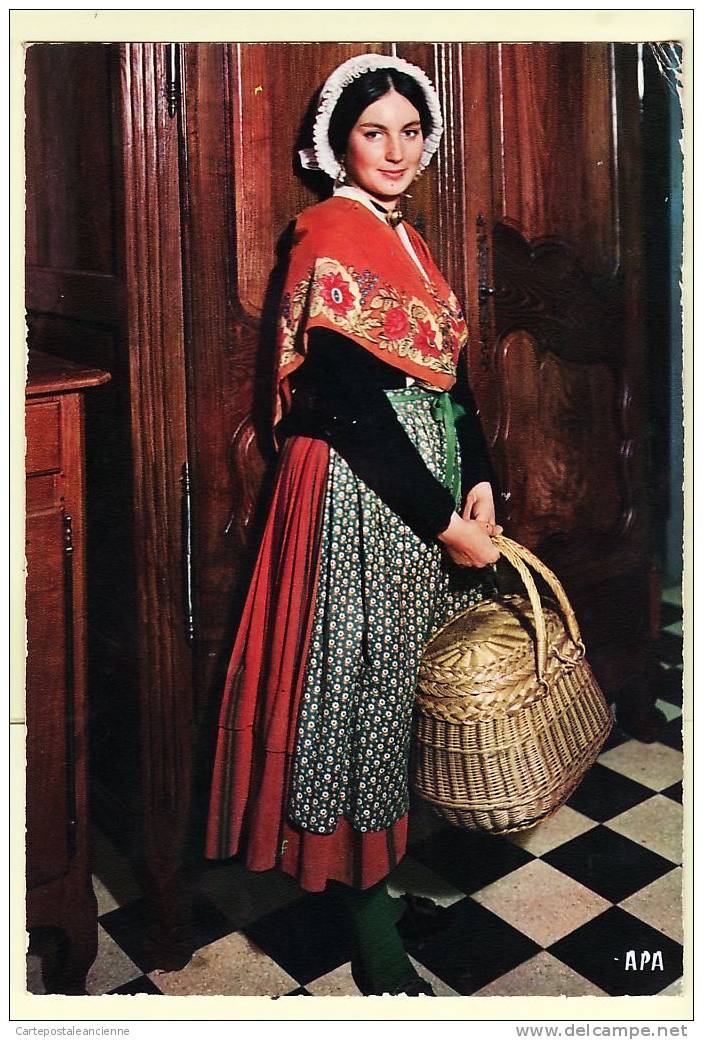 PAYSANNE LANGUEDOCIENNE AISEE Partant MARCHE époque 1870 Collection Cécile MARIE 1970s¤ APA POUX 104 ¤ OCCITANIE ¤3670AA - Languedoc-Roussillon