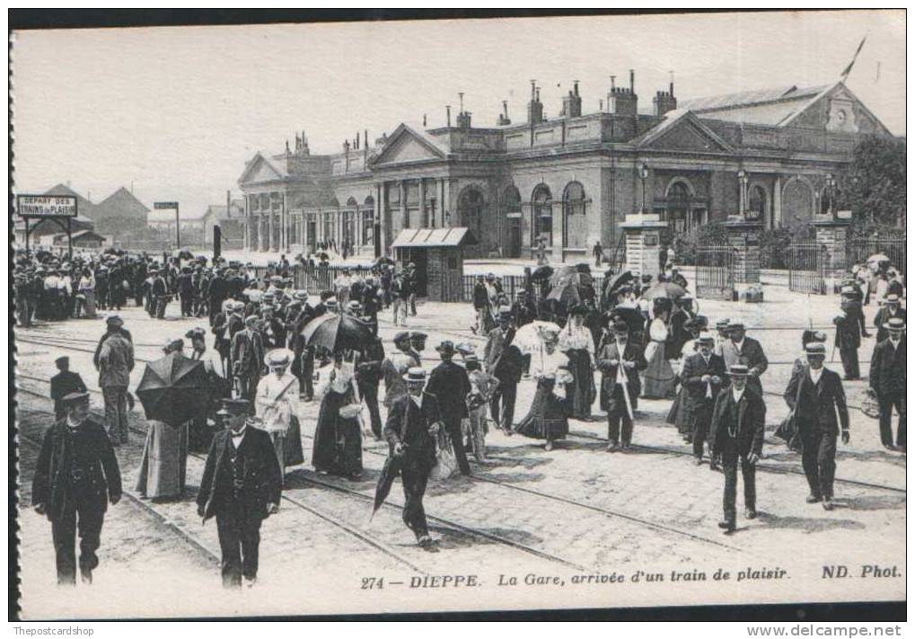 CPA FRANCE 76  DIEPPE 76 - Dieppe - 274  La Gare - L' Arrivée D'un Train De Plaisir RAILWAY STATION - Dieppe