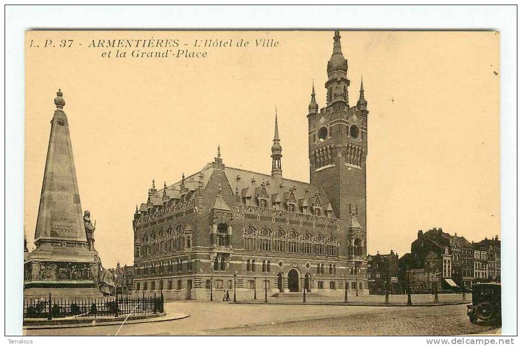 59 - ARMENTIERES - LE MONUMENT Aux MORTS - HOTEL De VILLE Et La GRAND' PLACE - Scan Recto-verso - - Armentieres